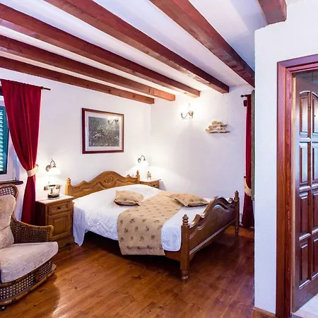 Ferienhaus Authentic Dalmatian Hillside Escape With Pool, Sauna & Bbq Zadvarje